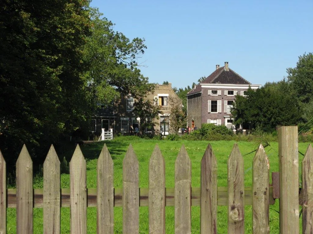 Het huis gezien vanaf het weiland