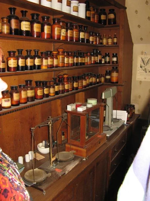 Apotheekkast met potten en een weegschaal